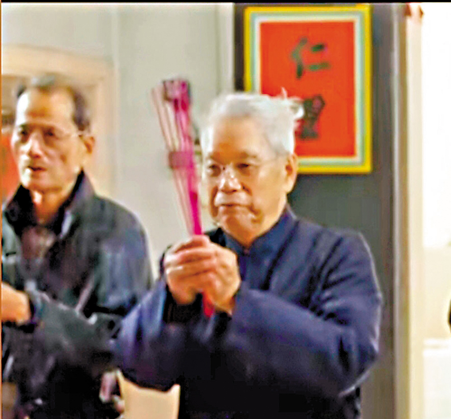 ●潘松帶（右）生前圓了回家祭祖的心願。 視頻截圖