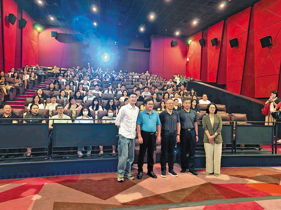 ●《日暮·歸鄉》今年在大陸上映。圖為楊正濃與觀影的在粵台胞合影。 香港文匯報記者帥誠 攝