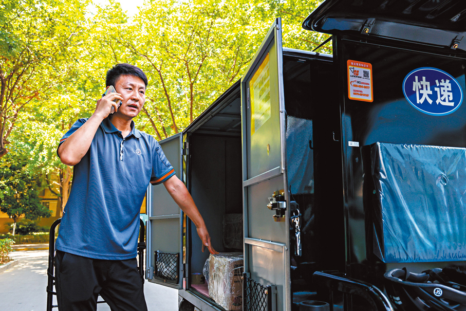 ●工業和信息化部日前印發通知，部署開展號碼保護服務業務試點工作。圖為6月29日，快遞員給顧客打電話，準備派送快件。   新華社