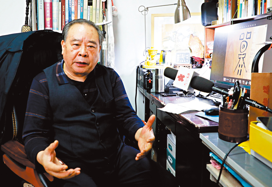 ●宣漢縣土家文化研究會會長張國述介紹發現巴文字的經歷。 記者李兵  攝