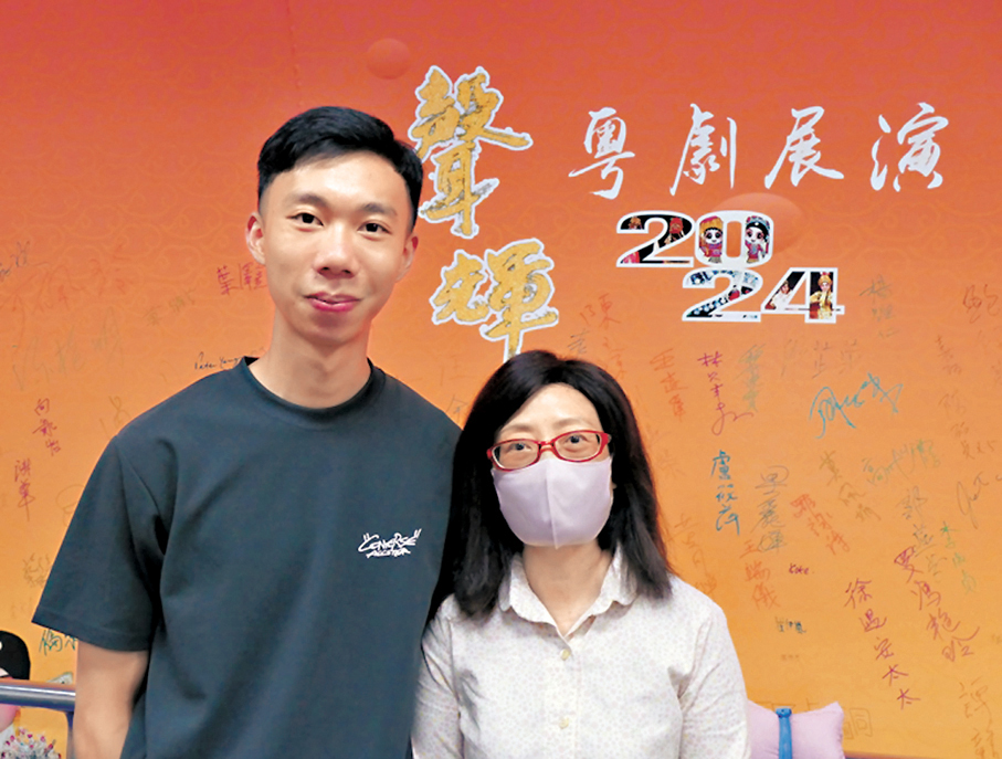 ●聲輝會長芳雪瑩（右）和將演出《馬福龍賣箭》的陳昶廷（左）。