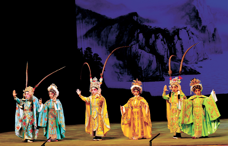 ●由多組的小朋友演出的折子戲《鳳閣恩仇未了情》。