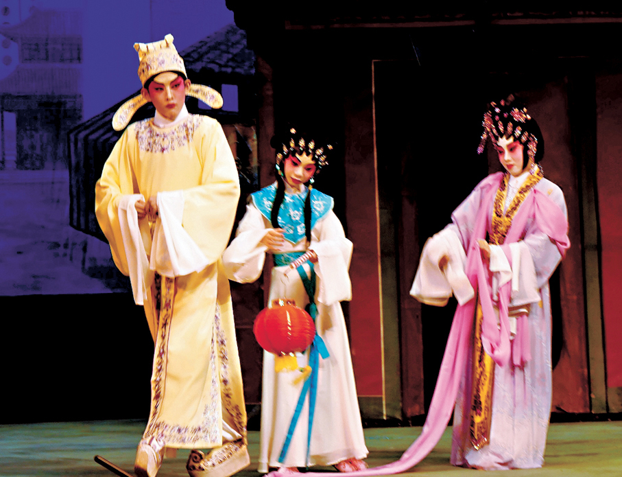 ●少年學員演出《紫釵記之搭釵》。