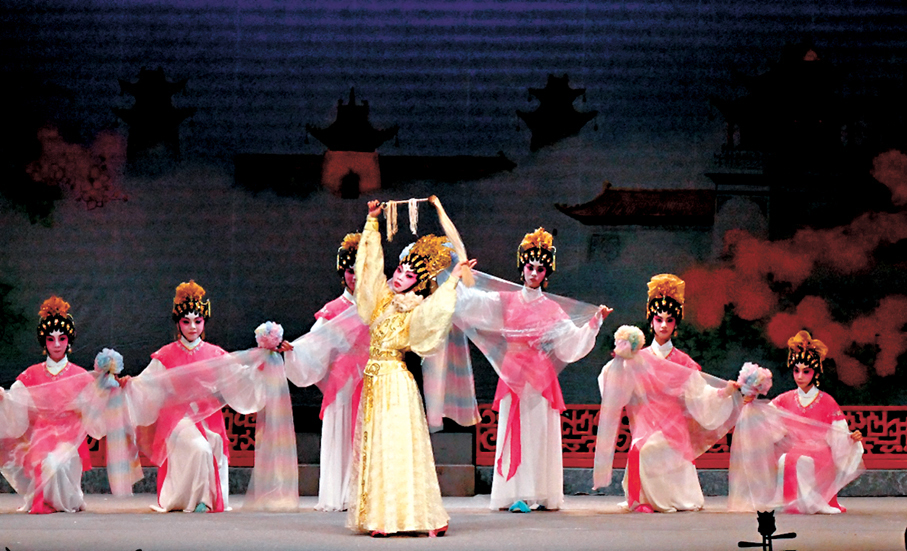 ●學員歌舞一絲不苟。