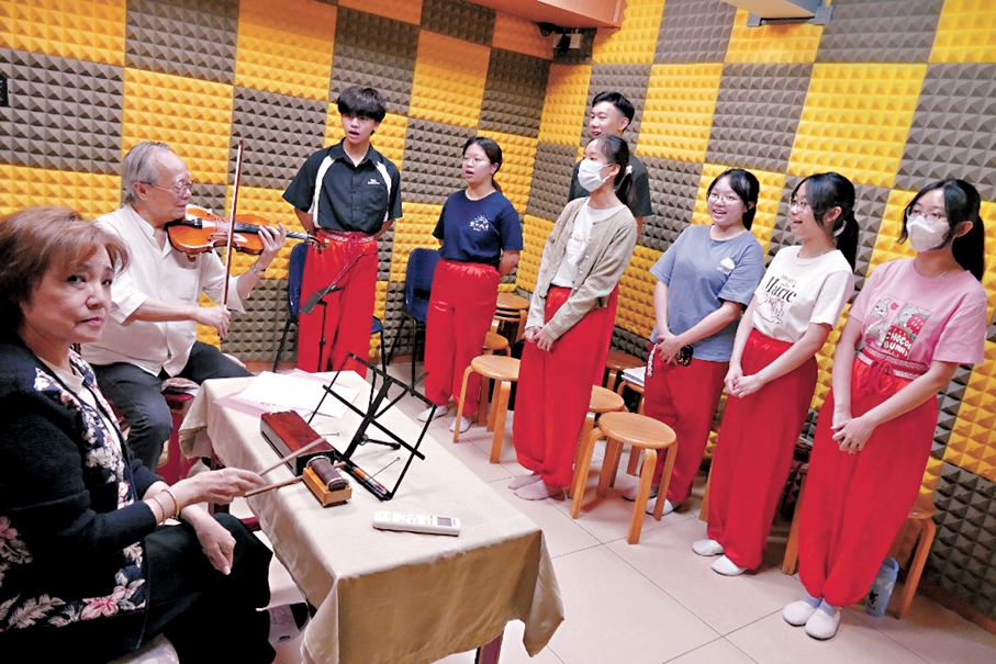 ●楊麗紅老師教唱曲。