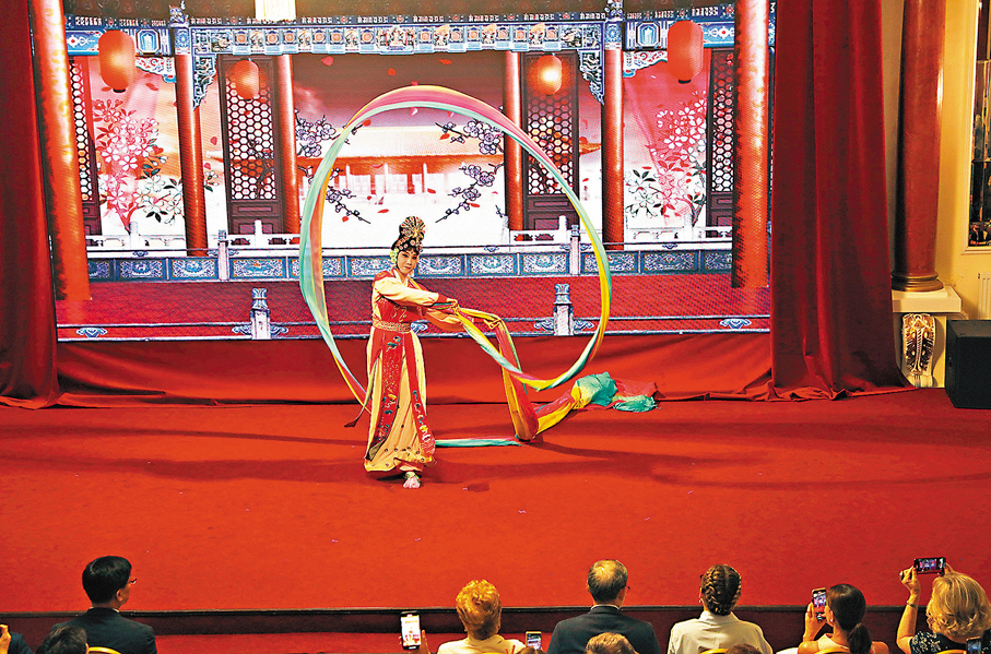 ●演員表演梅派經典劇目《天女散花》選段。