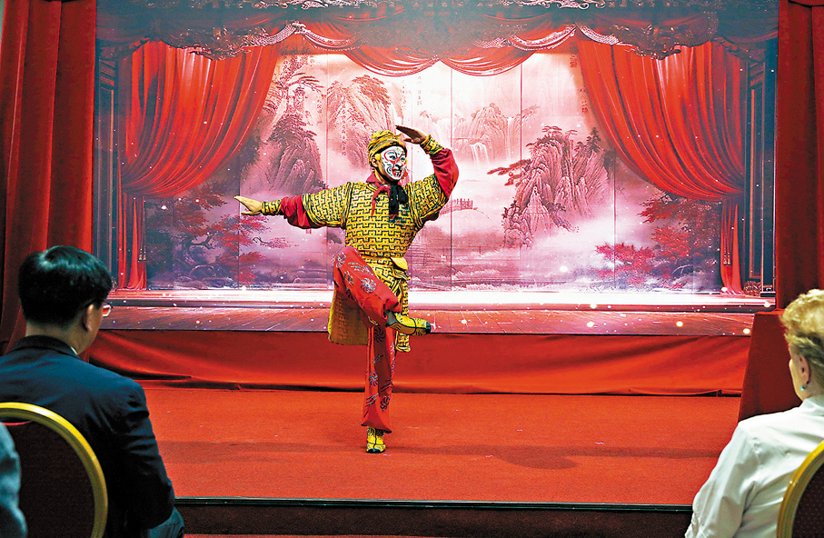 ●演員表演京劇《大鬧天宮》選段《偷桃盜丹》。