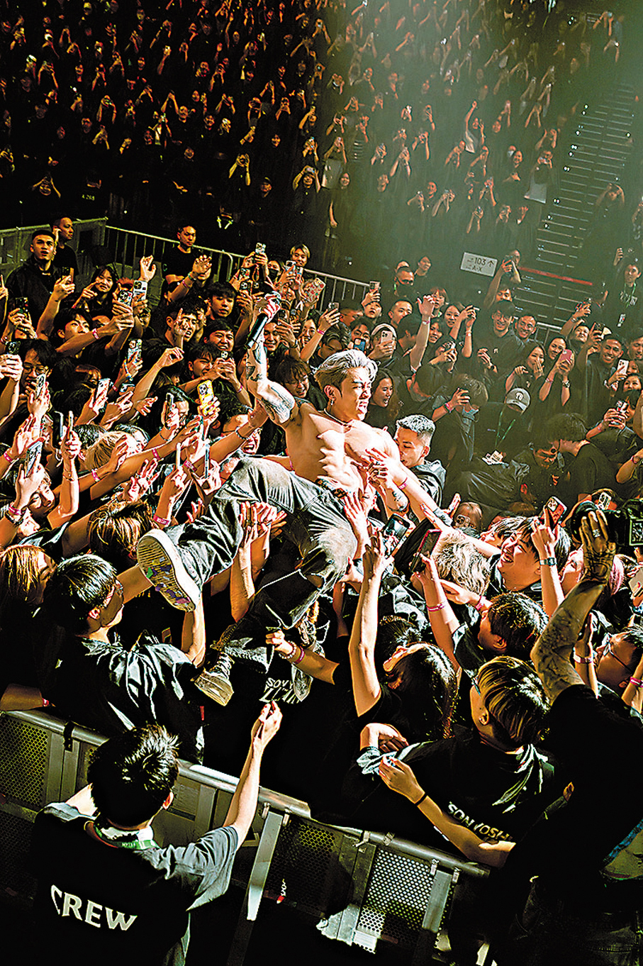 ●Tyson Yoshi跳入觀眾群，全場High爆。