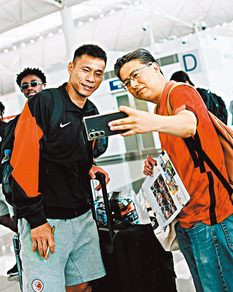 ●多名球迷到場送機，並與港足主將葉鴻輝合照留念。 足總圖片