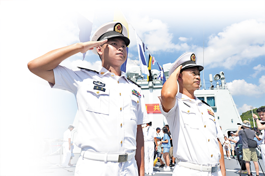 ●運城艦彭謙少校(左)、一級軍士長程書容(右)。 大公文匯全媒體記者蔡文豪 攝