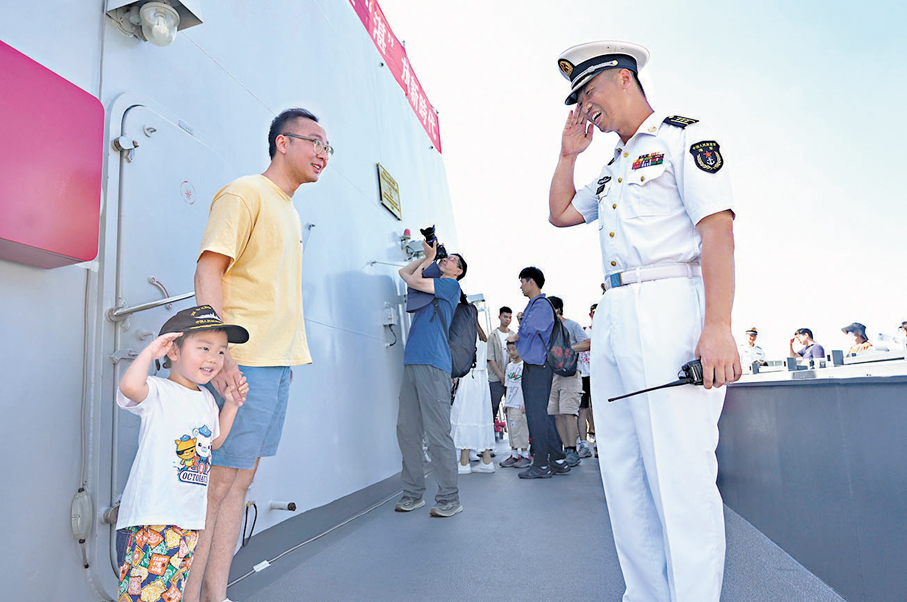 ●小朋友與官兵互相敬禮。大公文匯全媒體記者蔡文豪 攝
