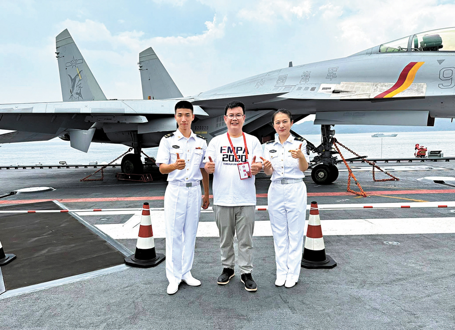 ●楊學明與山東艦官兵合照。楊學明Fb圖片