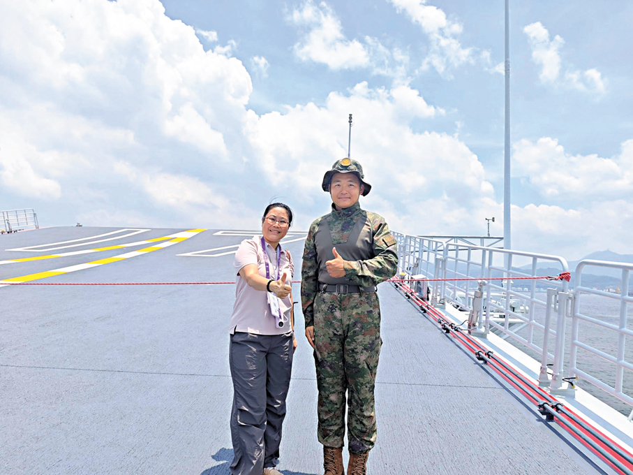 ●陳建君與山東艦官兵合照。 陳建君Fb圖片
