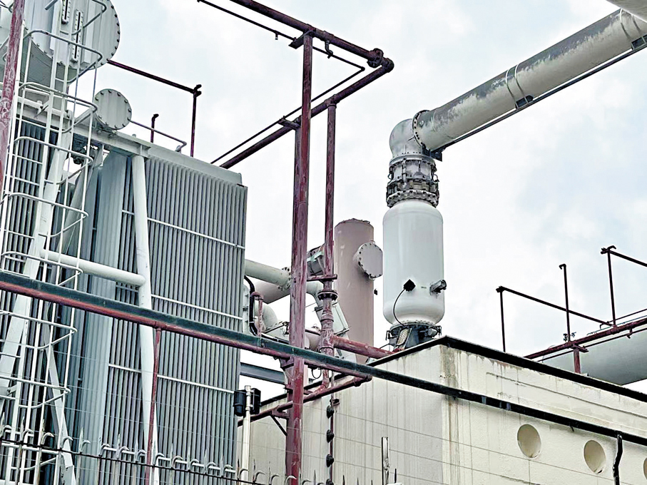 ●圖中的涉港電力設備中,白色部分屬於深圳供電局有限公司運維管理。 大公文匯全媒體記者章芸菲 攝