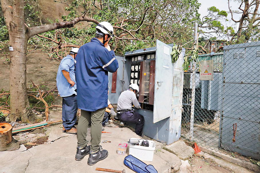 ●超強颱風「山竹」襲港時,香港部分地方或屋苑電力設施出現問題,但整體供電維持正常。資料圖片