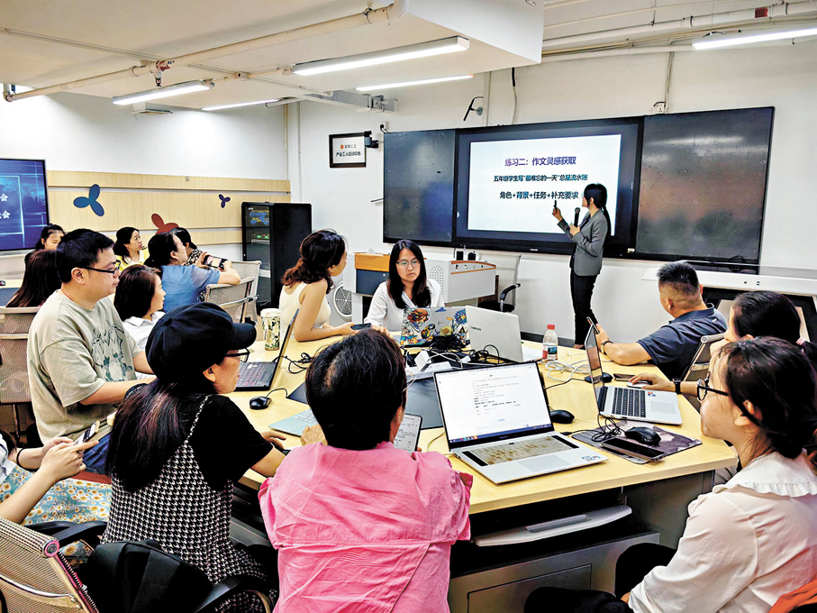 ●章閣社區AI夜校課堂。 香港文匯報記者郭若溪 攝