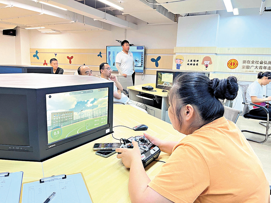 ●章閣社區AI夜校在進行無人機模擬飛行訓練課。香港文匯報深圳傳真