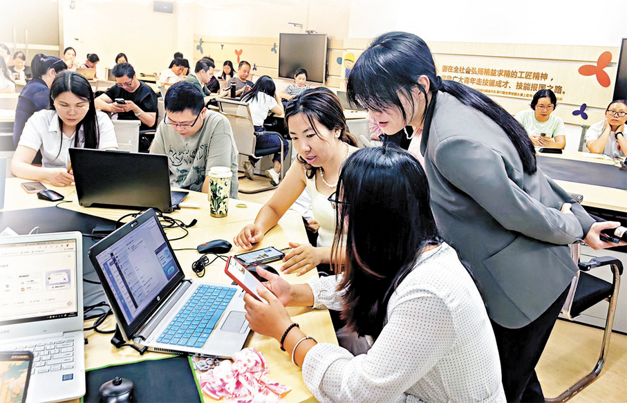 ●深圳市總工會人工智能培訓師張瓊燕(右一)在社區授課,現場氣氛活躍。 香港文匯報記者郭若溪 攝