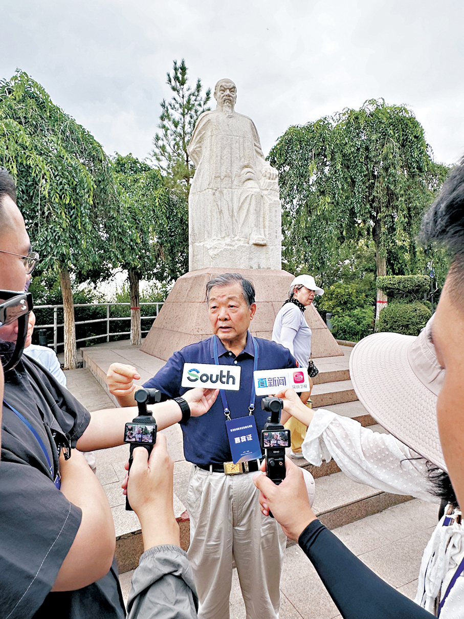 ●香港新聞聯會長張國良接受媒體採訪。 香港文匯報記者張寶峰 攝