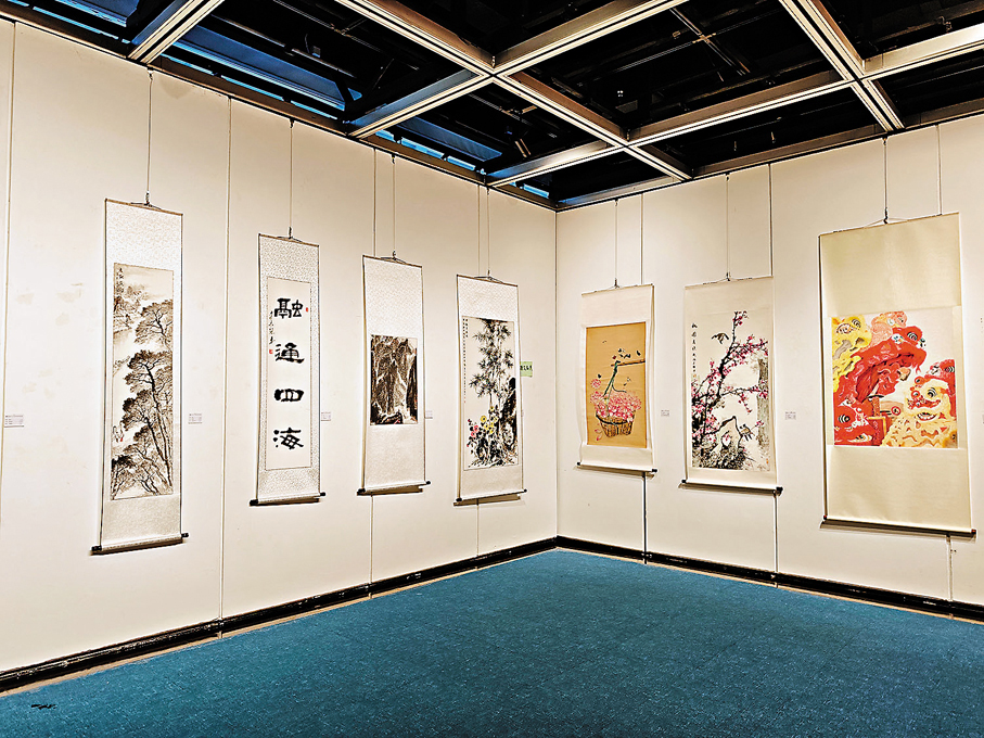 ●展覽首日展出部分具有文化特色的畫作。