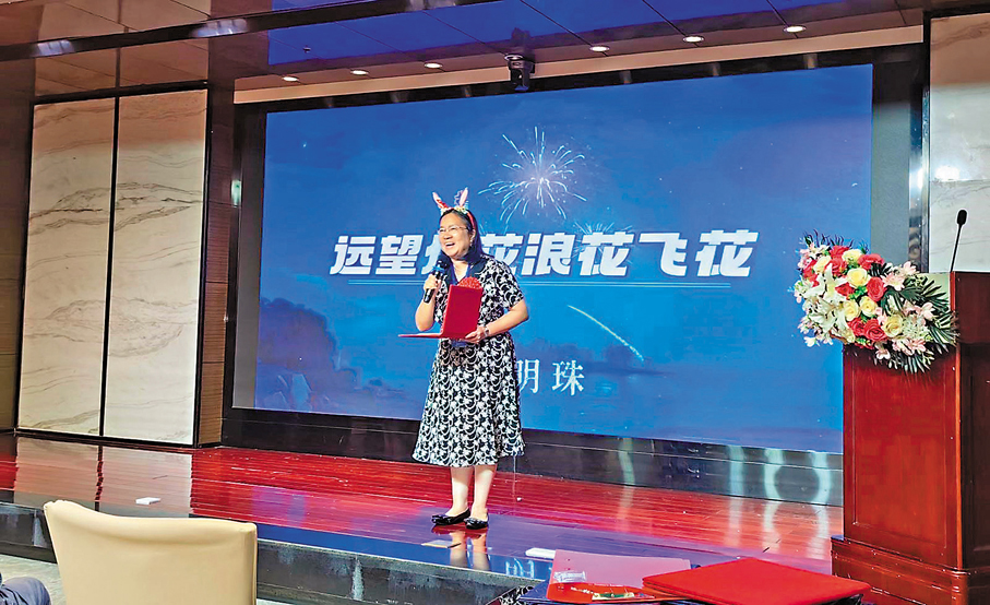 ●潘氏姐妹參加詩歌朗誦會。 作者供圖