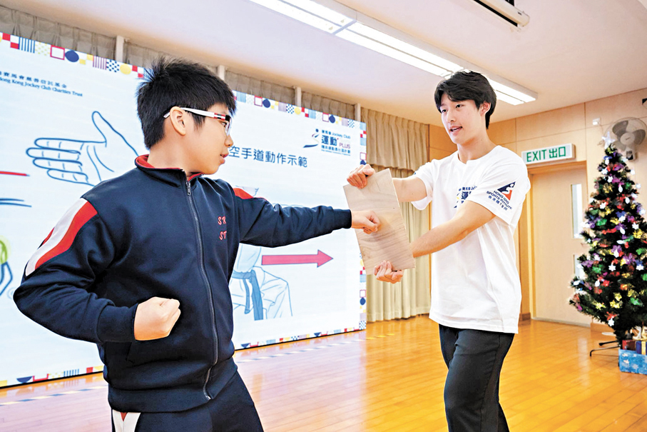●鄧宇軒（右）不忘運動員的社會責任，曾到訪聖公會聖提摩太小學與學生交流。