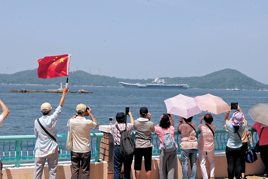 ●海軍山東艦航母編隊昨日圓滿結束為期5天的來港訪問行程離開香港，大批市民、青年及學生代表一早趕到岸上，揮舞國旗向艦上官兵道別。