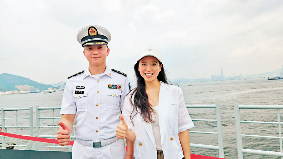 ●羅寶文（右）稱有幸登上山東艦無比振奮。大公文匯全媒體記者蔡文豪  攝