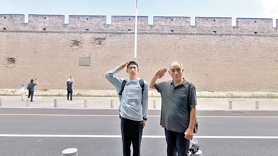 ●88年前的1937年7月7日，日本軍國主義蓄意製造了震驚中外的盧溝橋事變。圖為來自遼寧的何瑀笛（左）剛剛參加完中考，就跟着爺爺來到宛平城參觀彈坑遺址。 香港文匯報記者馬曉芳  攝