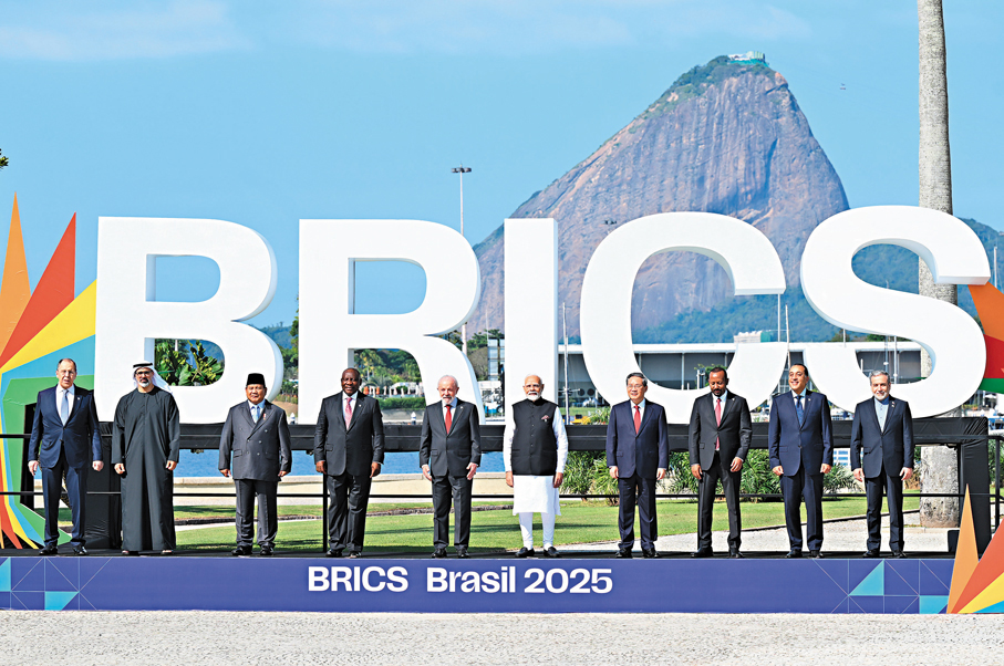 ●當地時間7月6日，國務院總理李強在里約熱內盧出席金磚國家領導人第十七次會晤第一階段會議，就「和平與安全、全球治理改革」議題發表講話。這是與會領導人集體合影。 新華社