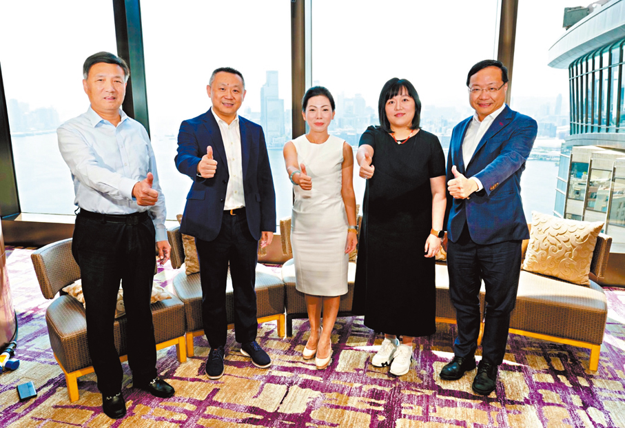 ●左起：協鑫集團副董事長、協鑫能源科技公司副董事長兼總裁費智，華夏基金香港公司首席執行官甘添，螞蟻集團副總裁兼螞蟻數科區塊鏈業務總裁邊卓群，國泰君安國際公司執行董事兼行政總裁祁海英，香港中華煤氣首席財務總裁楊磊明。 大公文匯全媒體記者麥潤田  攝