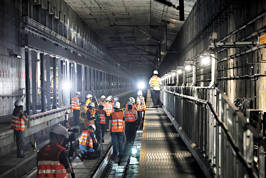 ●東鐵線古洞站緊鑼密鼓進行月台改造工程。 資料圖片