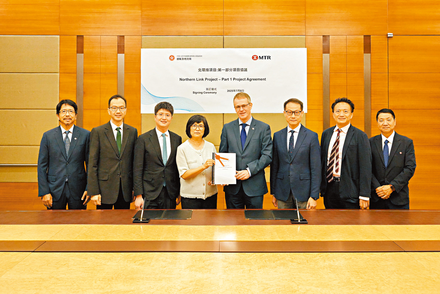 ●行政長官會同行政會議批准北環線項目第一部分財務安排。圖為特區政府相關部門與港鐵簽訂項目協議後合照。