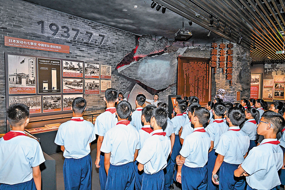 ●7月7日上午，紀念全民族抗戰爆發88周年儀式暨《為了民族解放與世界和平》主題展覽開幕式在中國人民抗日戰爭紀念館舉行。圖為北京市第十二中學的少先隊員參觀主題展覽。 新華社
