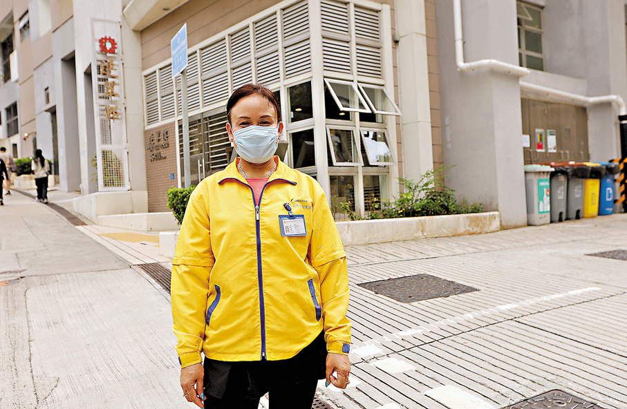 ●清潔工人娜姐在連翠邨見證了垃圾徵費先行先試計劃的全過程。 香港文匯報記者曾興偉 攝