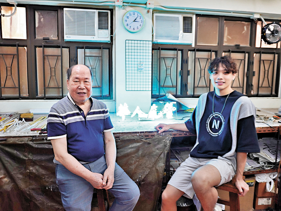 ●盧浩天（右）與外祖父黃健華師傅合力創作出六組互動式霓虹雕塑。