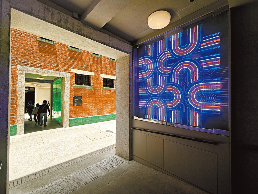 ●「脈絡‧霓虹」將55米長的大館里分為三個區域。