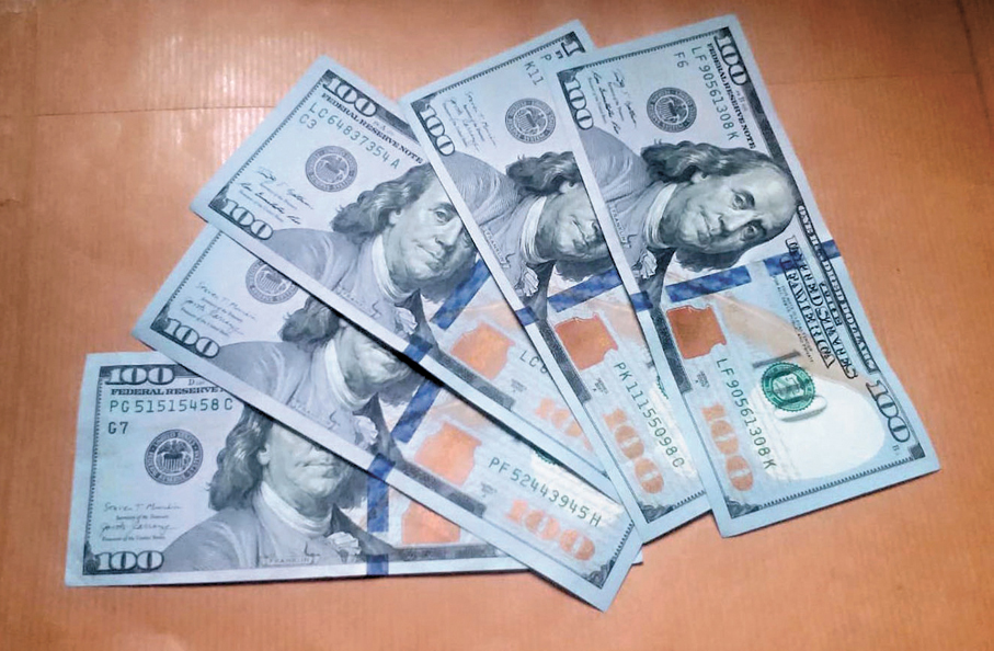 ●特朗普強徵關稅拖累美元今年下滑超過10%。    劉正言  攝