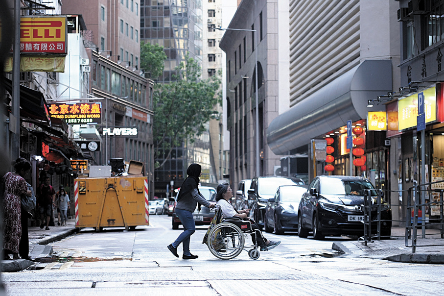 ●灣仔謝斐道長約百米，道路盡頭相對兩側即為四間日佔時期日海軍慰安所舊址。圖為一名路人穿過謝斐道。