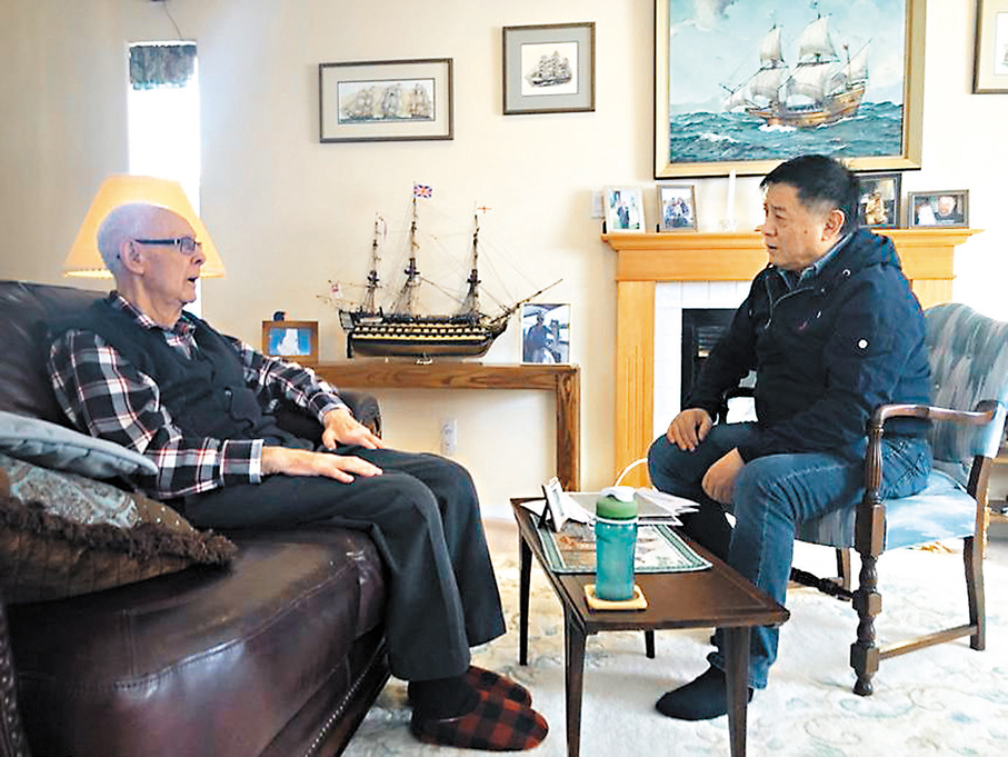 ●導演方勵與親歷者威廉·班尼菲爾德。