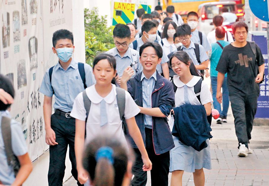 ●教育局昨日公布更新的《科學教育學習領域課程指引補充文件：科學（中一至中三）課程框架》（2025）及相關支援措施。圖為中學生回校上課。 資料圖片