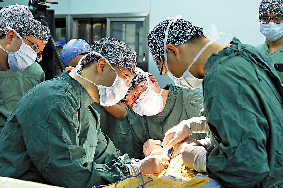 ●張建民教授（中）和朱君明教授（左）團隊順利完成我國首例閉環神經刺激器（EpilcureTM）植入手術。