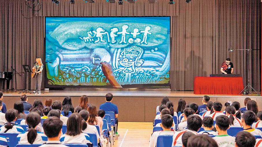 ●青年表演者結合沙畫與音樂的「共感·同行」演出。  受訪者供圖