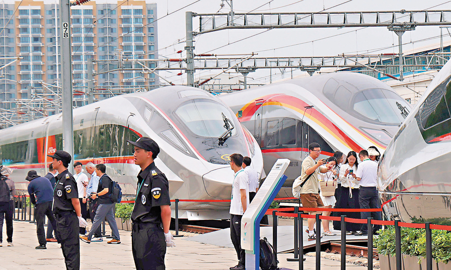 ●CR450動車組樣車首次開放參觀。 香港文匯報記者蘇雨潤 攝