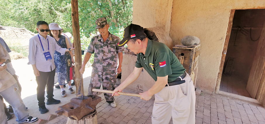 ●參訪團成員體驗軍墾區打鐵。