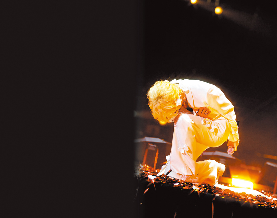 ●李昊向粉絲行單膝禮致謝。