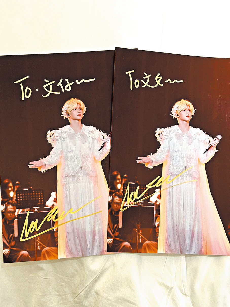 ●李昊為香港文匯報簽名留念。 孫嘉蔚  攝