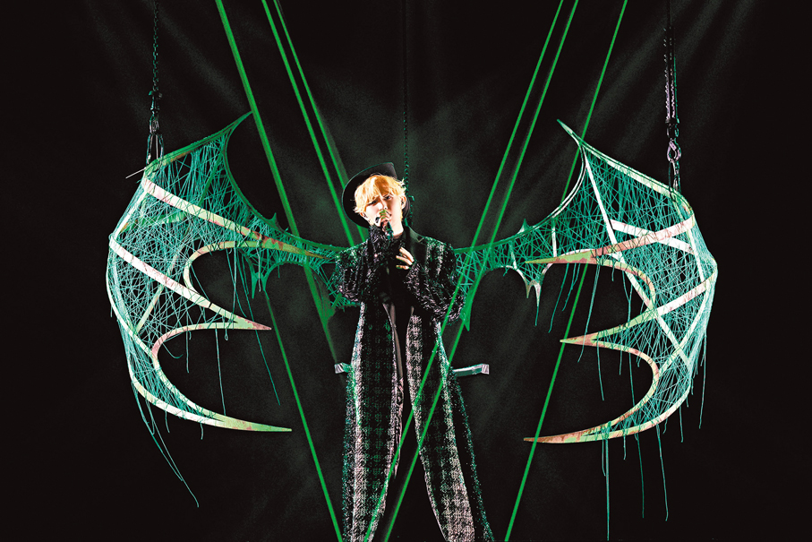 ●李昊化身暗夜天使。