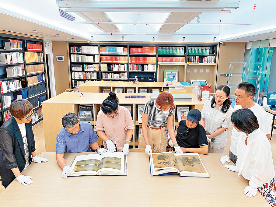 ●圖書文獻館推出「特藏賞閱」活動，讀者可到館在專業人員指導下現場閱讀。