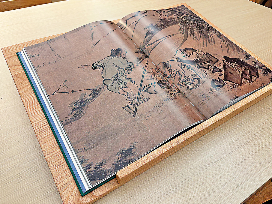 ●圖書文獻館藏有大量珍稀美術圖書文獻，圖為浙江大學出版社「中國歷代繪畫大系」之《明畫全集》。